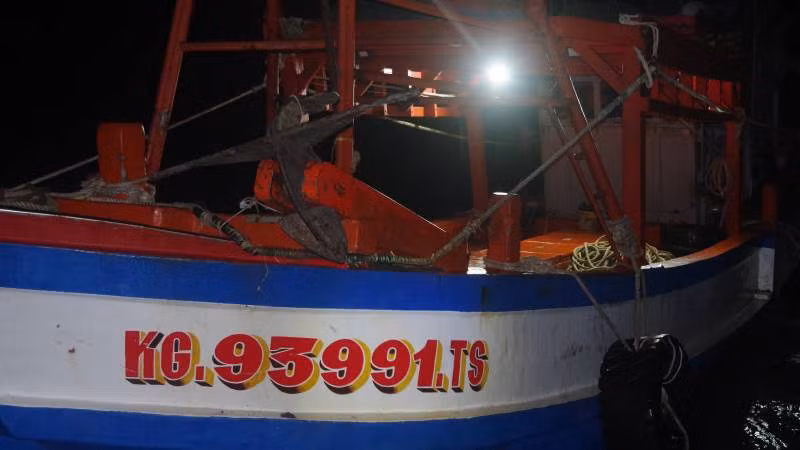 Lực lượng Bộ đội Biên phòng phát hiện tàu cá vi phạm khai thác thủy sản sai vùng. (Ảnh: HOÀNG TRUNG)