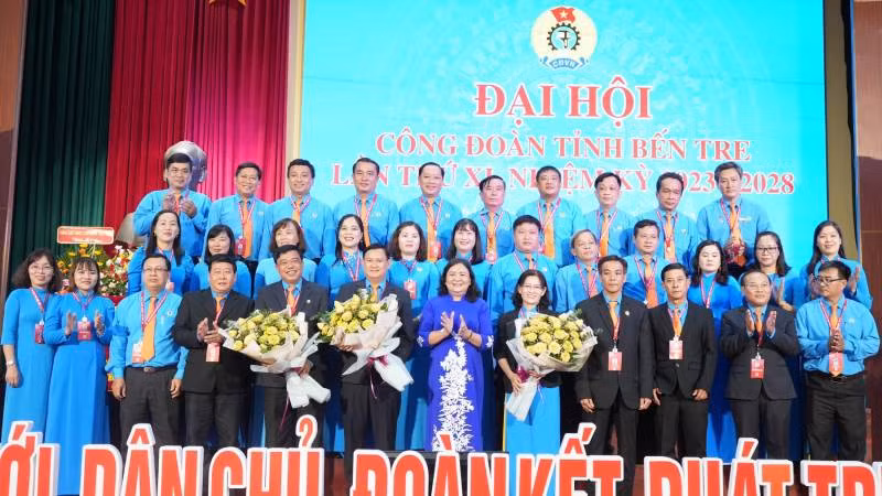 Phó Bí thư Thường trực Tỉnh ủy Bến Tre Hồ Thị Hoàng Yến tặng hoa chúc mừng Ban Chấp hành Liên đoàn Lao động tỉnh Bến Tre, nhiệm kỳ 2023-2028.