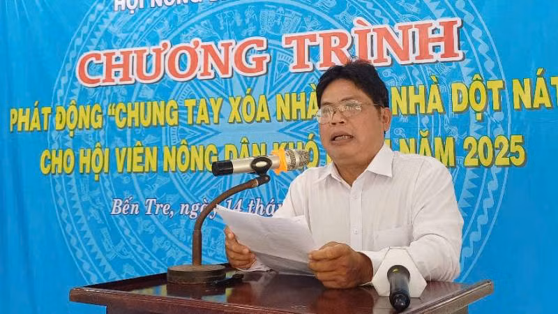 Chủ tịch Hội Nông dân tỉnh Bến Tre phát biểu tại Chương trình phát động chung tay xóa nhà tạm, nhà dột nát cho hội viên, nông dân. (Ảnh: HOÀNG TRUNG)