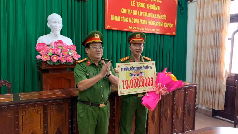 Công an tỉnh Bến Tre thưởng nóng cho đơn vị phá vụ án ma túy. (Ảnh: HOÀNG TRUNG)