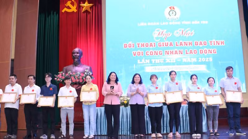 Lãnh đạo tỉnh Bến Tre trao Bằng khen cho công nhân lao động có thành tích tiêu biểu, xuất sắc trong lao động sản xuất năm 2024. (Ảnh: HOÀNG TRUNG)