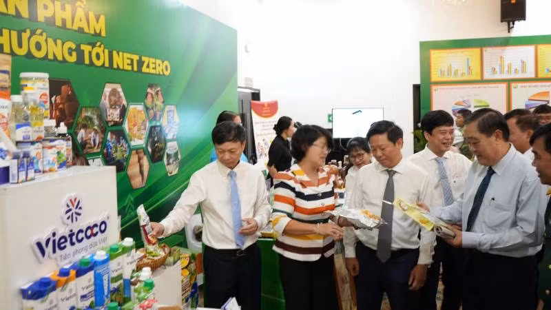 Đại biểu dự Hội thảo tham quan các mặt hàng chế biến từ dừa. (Ảnh: HOÀNG TRUNG)