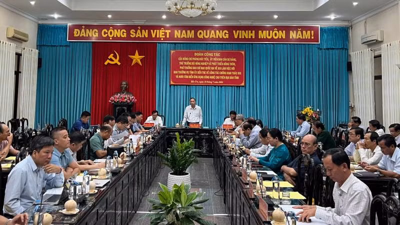 Đoàn công tác Bộ Nông nghiệp và Phát triển nông thôn làm việc tại tỉnh Bến Tre. (Ảnh: HOÀNG TRUNG)