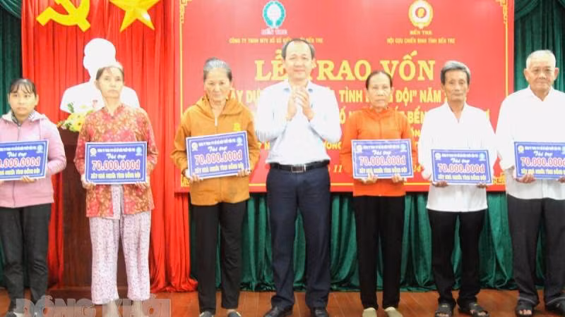 Công ty TNHH Một thành viên Xổ số kiến thiết tỉnh Bến Tre tổ chức lễ trao vốn xây dựng nhà cho người nghèo, gia đình chính sách. (Ảnh: HOÀNG TRUNG)