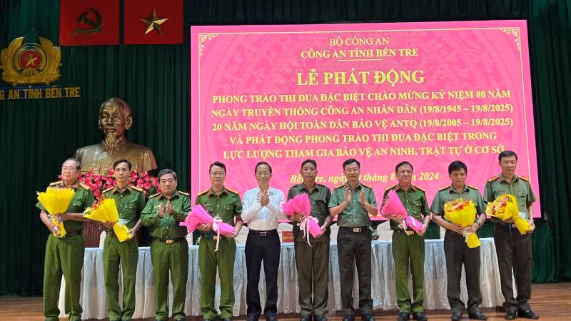 Đại biểu tham dự Lễ phát động tặng hoa cho các đơn vị ký kết giao ước thi đua. (Ảnh: HOÀNG TRUNG)