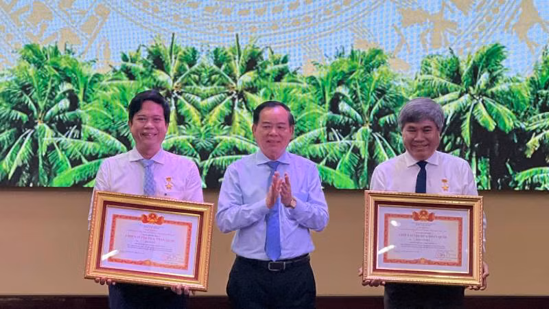 Lãnh đạo tỉnh Bến Tre trao danh hiệu Chiến sĩ thi đua toàn quốc cho hai cá nhân xuất sắc. (Ảnh: HOÀNG TRUNG)
