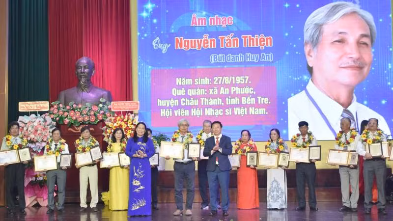 Lãnh đạo tỉnh Bến Tre trao giải thưởng Nguyễn Đình Chiểu cho các cá nhân. (Ảnh: HOÀNG TRUNG)