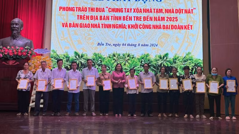 Đồng chí Hồ Thị Hoàng Yến, quyền Bí thư Tỉnh ủy Bến Tre trao quyết định bàn giao nhà tình nghĩa tại buổi lễ. (Ảnh: HOÀNG TRUNG)