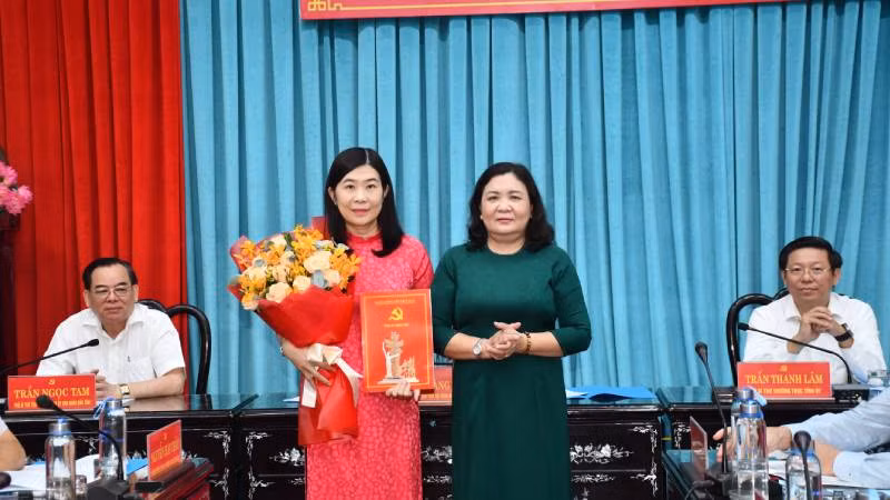 Đồng chí Hồ Thị Hoàng Yến trao quyết định của Ban Bí thư về việc chỉ định đồng chí Lê Thị Nghĩa Nhân tham gia Ban Chấp hành Đảng bộ tỉnh Bến Tre nhiệm kỳ 2020-2025. (Ảnh: HOÀNG TRUNG)