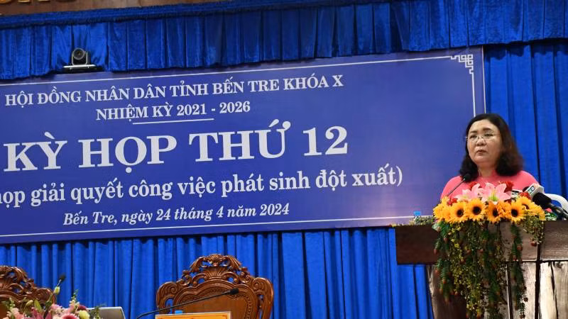 Quyền Bí thư Tỉnh ủy, Chủ tịch Hội đồng nhân dân tỉnh Bến Tre Hồ Thị Hoàng Yến phát biểu chỉ đạo tại kỳ họp.