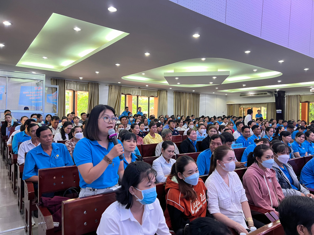 Đại diện công nhân trao đổi với lãnh đạo tỉnh tại buổi đối thoại.