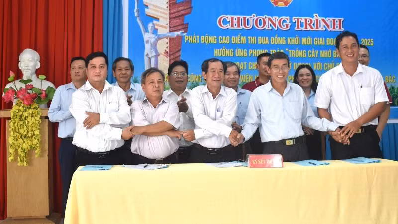 Hội nông dân các huyện, thành phố trong tỉnh Bến Tre ký kết giao ước thi đua "Đồng Khởi mới".