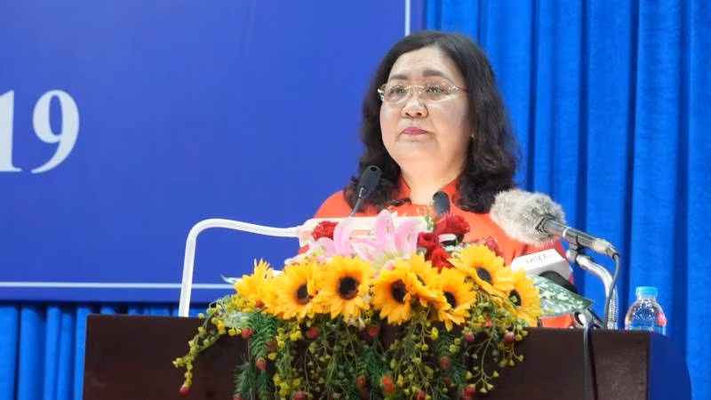 Bí thư Tỉnh ủy-Chủ tịch Hội đồng nhân dân tỉnh Bến Tre Hồ Thị Hoàng Yến phát biểu chỉ đạo tại kỳ họp. (Ảnh HOÀNG TRUNG)