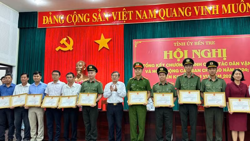 Trưởng Ban Dân vận Tỉnh ủy Bùi Văn Bia trao bằng khen cho các cá nhân có thành tích xuất sắc. (Ảnh: HOÀNG TRUNG)