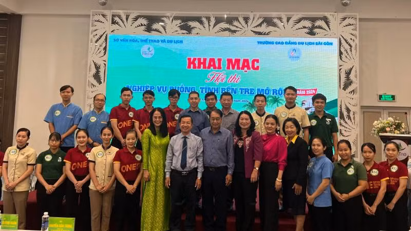 Ban tổ chức chụp ảnh lưu niệm với các thí sinh tham gia Hội thi. (Ảnh: HOÀNG TRUNG)
