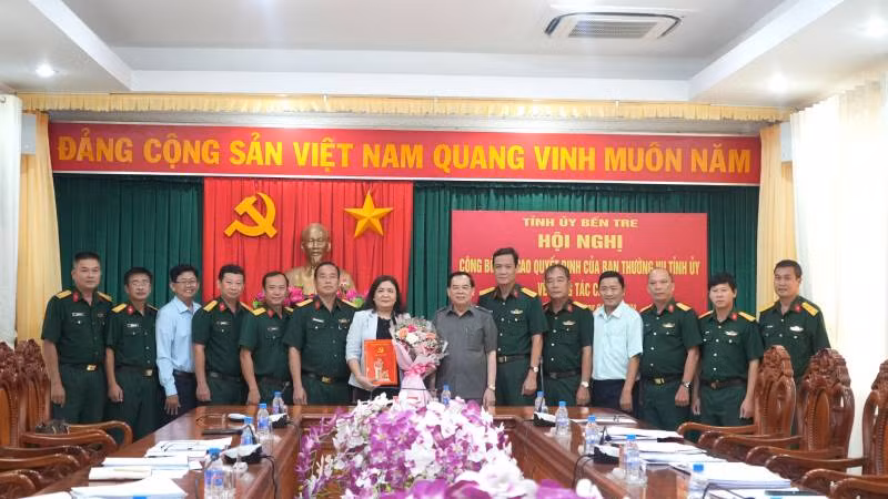 Đồng chí Hồ Thị Hoàng Yến giữ chức vụ Bí thư Đảng ủy Quân sự tỉnh Bến Tre nhiệm kỳ 2020-2025. Đồng chí Hồ Thị Hoàng Yến giữ chức vụ Bí thư Đảng ủy Quân sự tỉnh Bến Tre nhiệm kỳ 2020-2025.