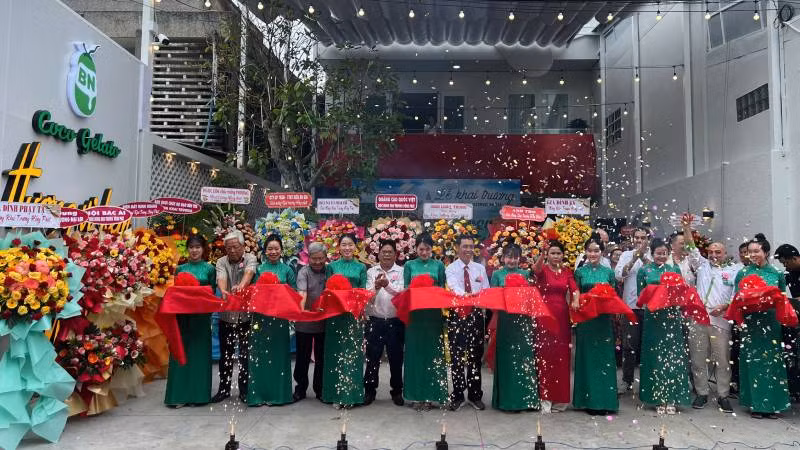 Lãnh đạo tham dự lễ thực hiện nghi thức cắt băng ra mắt thương hiệu Coco Gelato. (Ảnh: HOÀNG TRUNG)