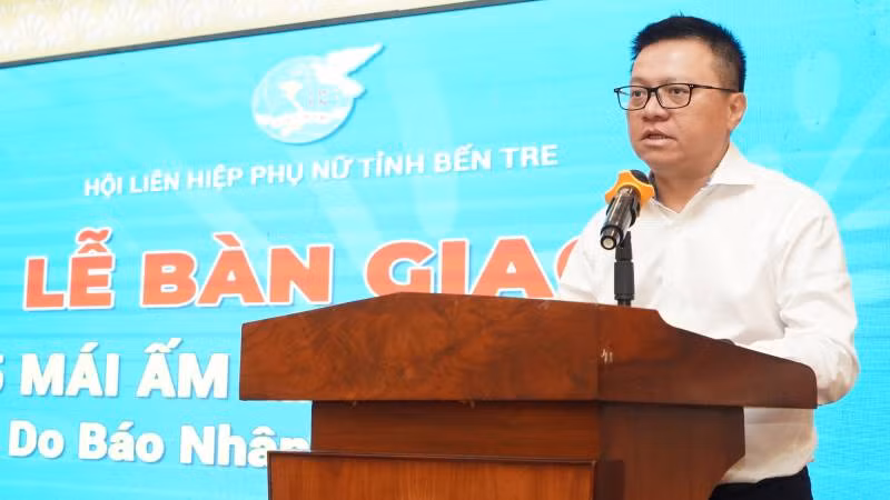Đồng chí Lê Quốc Minh phát biểu tại buổi lễ bàn giao nhà. (Ảnh: THẾ ANH)