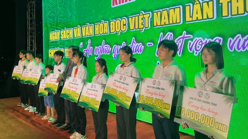 Trao học bổng cho học sinh, sinh viên có hoàn cảnh khó khăn. (Ảnh: HOÀNG TRUNG).