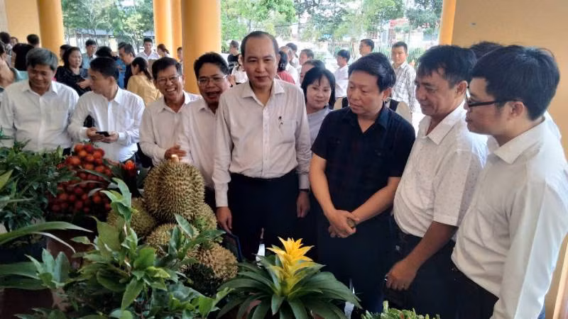 Đại biểu tham dự Hội nghị tham quan sản phẩm của câu lạc bộ nông dân tỷ phú. (Ảnh: HOÀNG TRUNG)