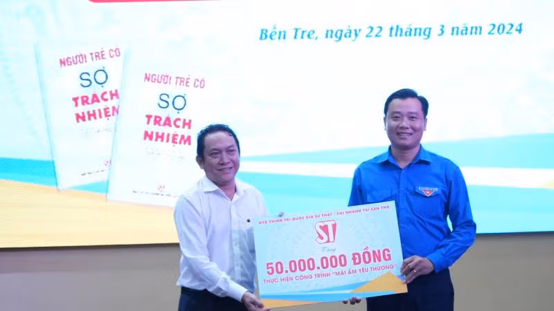 Nhà Xuất bản Chính trị Quốc gia Sự Thật chi nhánh Cần Thơ trao bảng tượng trưng tặng 1 công trình mái ấm yêu thương.