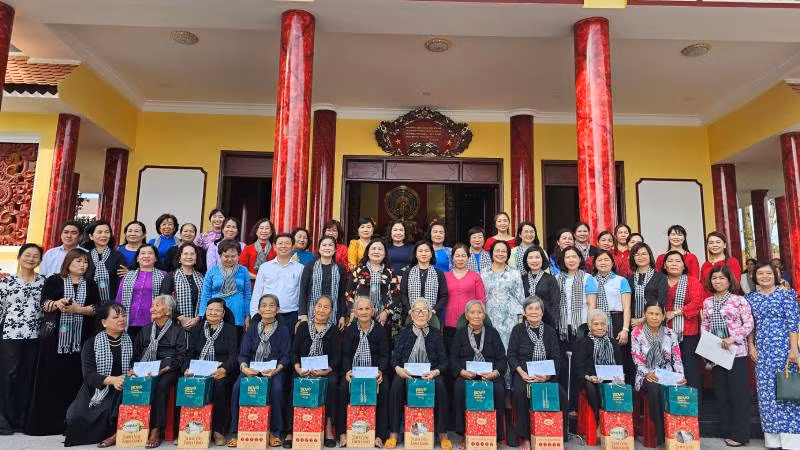 Trao quà cho các cô trong đội quân tóc dài. (Ảnh: HOÀNG TRUNG)