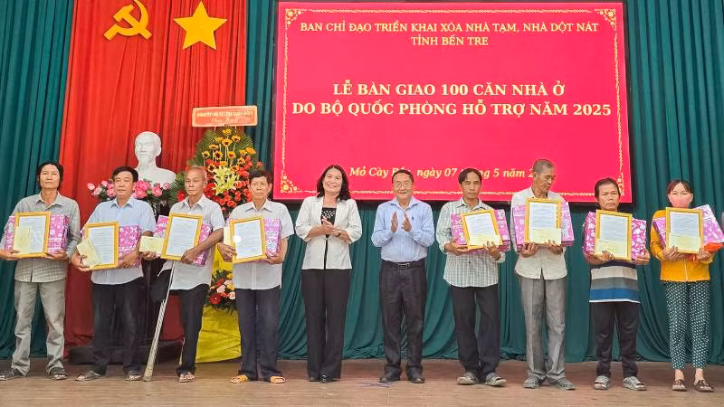 Lãnh đạo tỉnh Bến Tre trao quyết định bàn giao nhà, quà cho các hộ dân tại buổi lễ. (Ảnh: HOÀNG TRUNG)