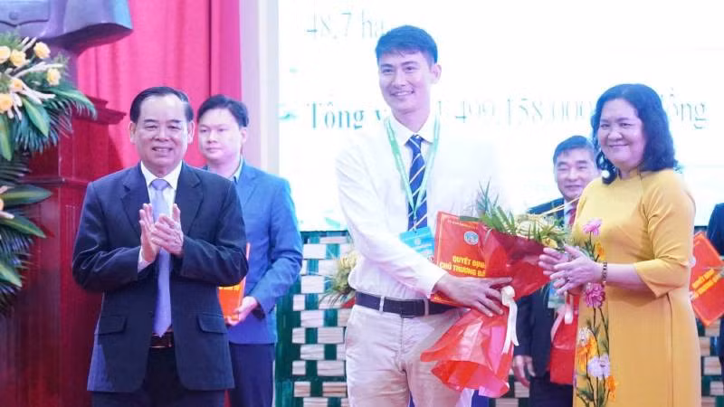 Lãnh đạo tỉnh Bến Tre trao Quyết định chủ trương đầu tư cho dự án đầu tư phát triển khu đô thị mới Mỹ Hóa. (Ảnh: HOÀNG TRUNG)