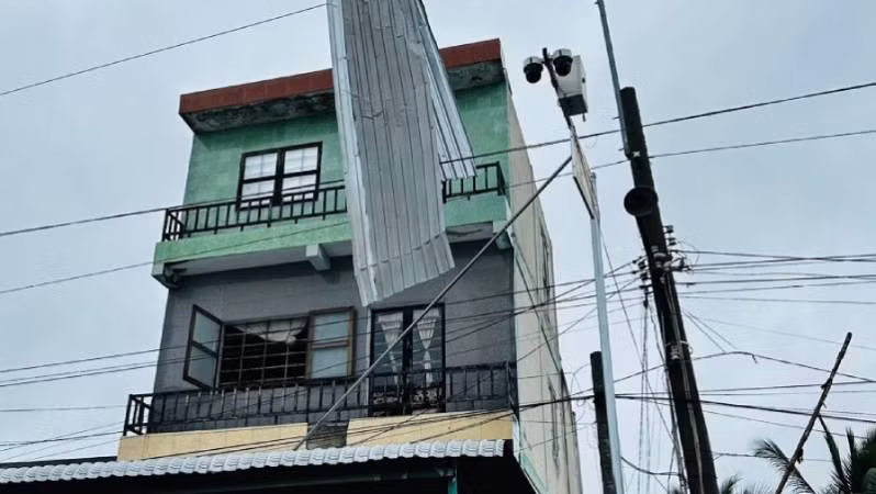 Căn nhà bị lốc xoáy làm tốc mái tại huyện Chợ Lách. (Ảnh: HOÀNG TRUNG)