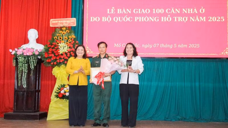 Lãnh đạo tỉnh Bến Tre trao Bằng khen cho đơn vị Quân khu 9 đã tích cực hỗ trợ xóa nhà tạm, nhà dột nát trên địa bàn. (Ảnh: HOÀNG TRUNG)