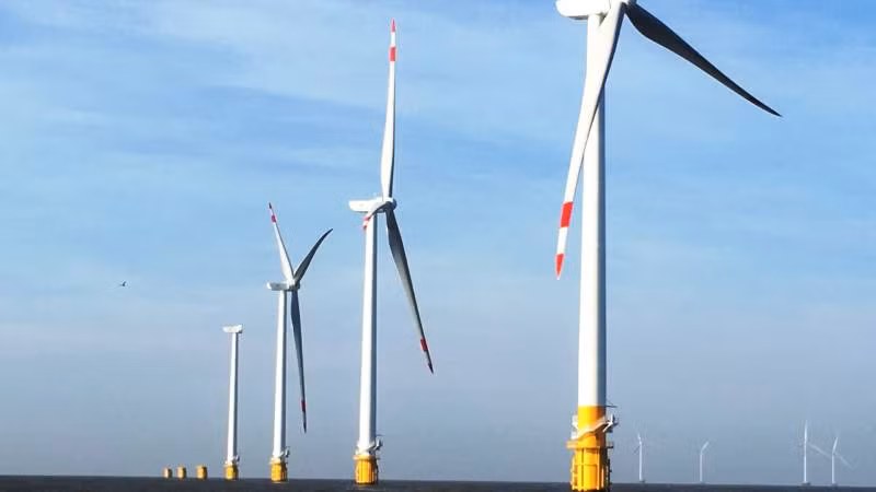 Dự án điện gió ven biển của tỉnh Bến Tre được vận hành, phát điện. (Ảnh: HOÀNG TRUNG)