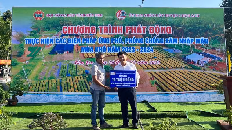 Đại diện doanh nghiệp hỗ trợ vốn phục vụ ứng phó, phòng chống hạn mặn