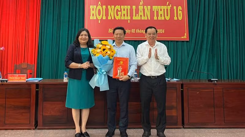 Quyền Bí thư Tỉnh ủy Bến Tre Hồ Thị Hoàng Yến trao quyết định phân công đồng chí Trần Thanh Lâm giữ chức Phó Bí thư Thường trực Tỉnh ủy Bến Tre nhiệm kỳ 2020-2025.