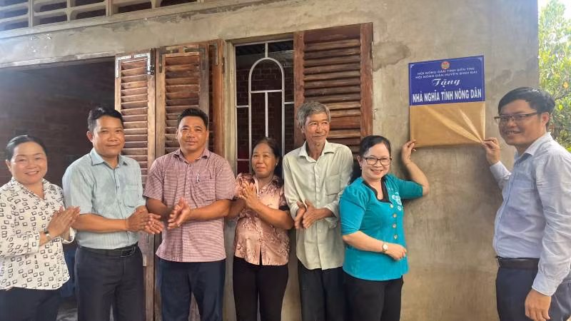 Lãnh đạo Hội nông dân tỉnh Bến Tre cùng chính quyền địa phương bàn giao nhà cho nông dân Phạm Ngọc Đức. (Ảnh: HOÀNG TRUNG)