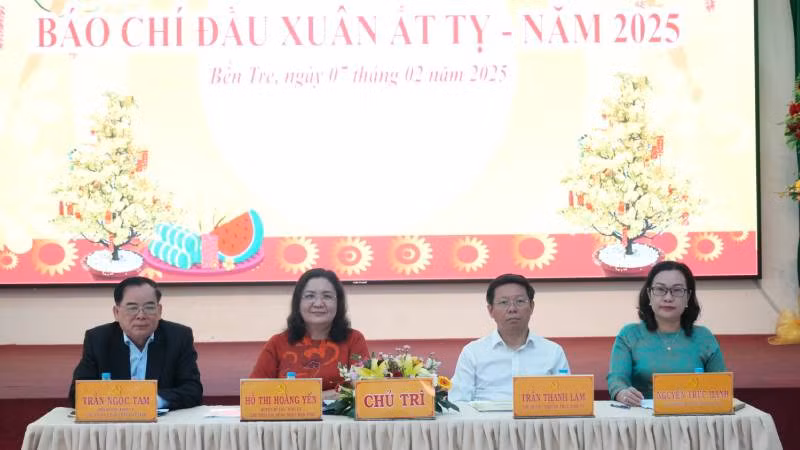 Lãnh đạo tỉnh Bến Tre chủ trì buổi Họp mặt báo chí Xuân Ất Tỵ 2025. (Ảnh: HOÀNG TRUNG)