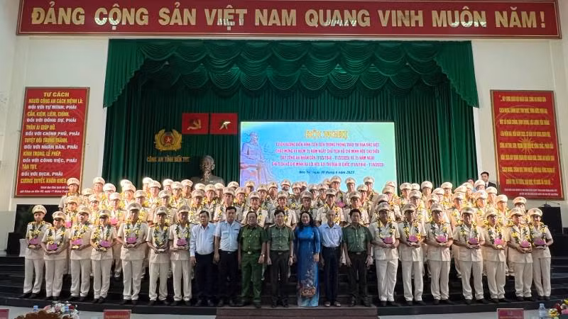 Công an tỉnh Bến Tre tuyên dương 75 tập thể, cá nhân điển hình tiên tiến.