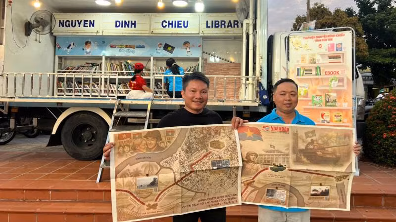 Văn phòng đại diện Báo Nhân Dân tại tỉnh Bến Tre phối hợp Thư viện Nguyễn Đình Chiểu phát miễn phí phụ san đến bạn đọc. (Ảnh: HOÀNG TRUNG) Văn phòng đại diện Báo Nhân Dân tại tỉnh Bến Tre phối hợp Thư viện Nguyễn Đình Chiểu phát miễn phí phụ san đến bạn đọc. (Ảnh: HOÀNG TRUNG)