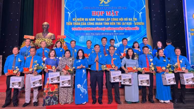 Liên đoàn Lao động tỉnh Bến Tre tuyên dương cán bộ công đoàn tiêu biểu, xuất sắc. (Ảnh: HOÀNG TRUNG)