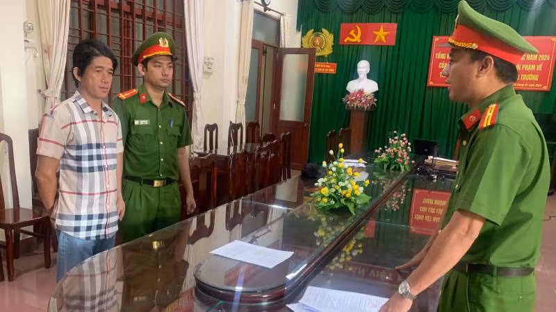 Đối tượng Lê Thanh Hoài Ngân bị khởi tố về hành vi khai thác cát sông trái phép.