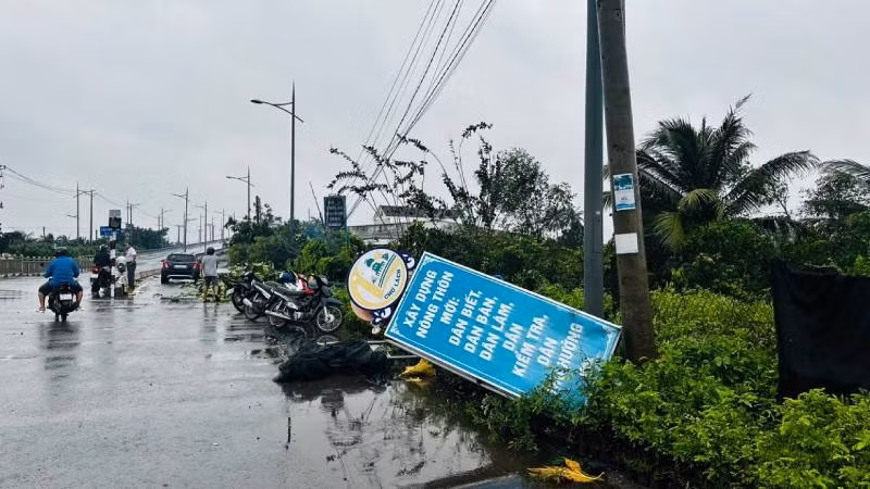 Lốc xoáy làm hư hỏng đường dây điện, biển quảng cáo tại huyện Chợ Lách. (Ảnh: HOÀNG TRUNG)