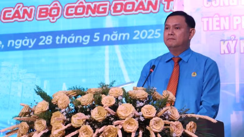 Chủ tịch Liên đoàn Lao động tỉnh Bến Tre Nguyễn Phúc Linh phát biểu tại buổi họp mặt. (Ảnh: HOÀNG TRUNG)