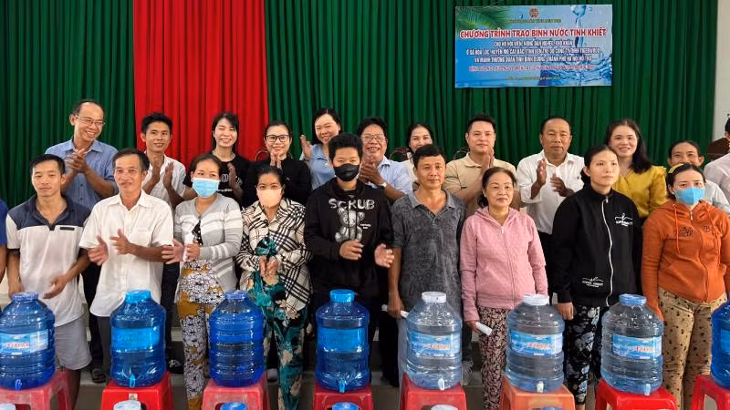 Lãnh đạo chính quyền địa phương cùng nhà tài trợ trao nước ngọt cho hội viên, nông dân gặp khó khăn tại xã Hòa Lộc, huyện Mỏ Cày Bắc, tỉnh Bến Tre.