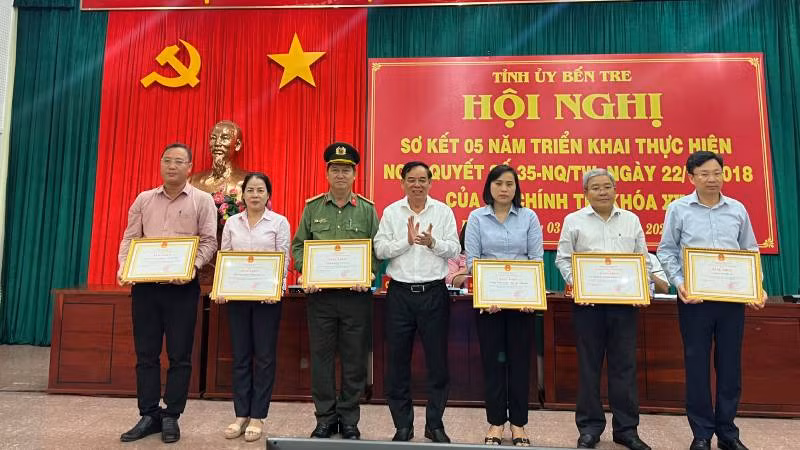 Tặng Bằng khen của Ủy Ban nhân dân tỉnh Bến Tre cho tập thể đạt thành tích xuất sắc trong thực hiện Nghị quyết số 35.