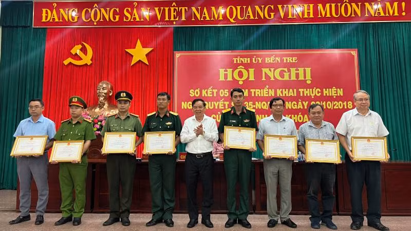 Chủ tịch Ủy ban Nhân dân tỉnh Bến Tre trao bằng khen cho các cá nhân đạt thành tích xuất sắc.