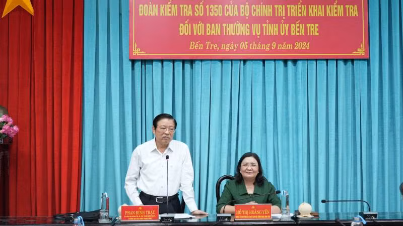 Đồng chí Phan Đình Trạc phát biểu tại hội nghị triển khai Quyết định số 1350 của Bộ Chính trị. (Ảnh: HOÀNG TRUNG)