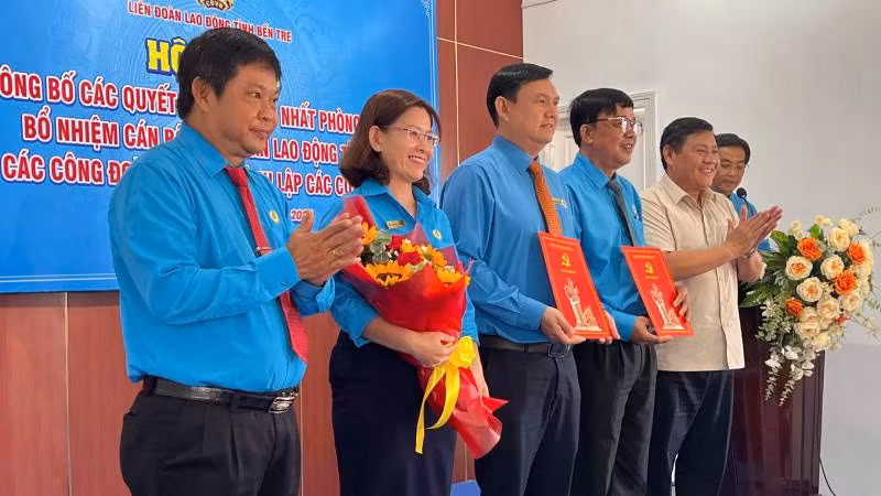 Trao quyết định của Ban Thường vụ Tỉnh ủy Bến Tre về sắp xếp, tinh gọn bộ máy tại Liên đoàn Lao động tỉnh Bến Tre. (Ảnh: HOÀNG TRUNG)