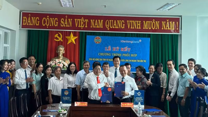Hội Nông dân tỉnh Bến Tre và KienlongBank, Chi nhánh tỉnh Bến Tre ký kết chương trình phối hợp. (Ảnh: HOÀNG TRUNG)