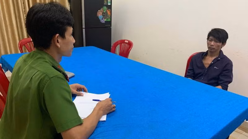 Đối tượng Trần Văn Tri tại cơ quan công an. (Ảnh: HOÀNG TRUNG)