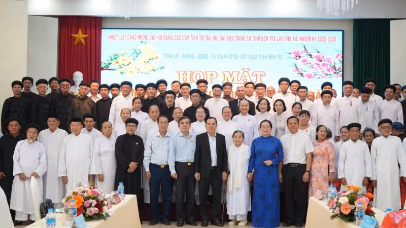 Đại biểu tham dự Họp mặt các chức sắc, chức việc tiêu biểu các tôn giáo. (Ảnh: HOÀNG TRUNG)