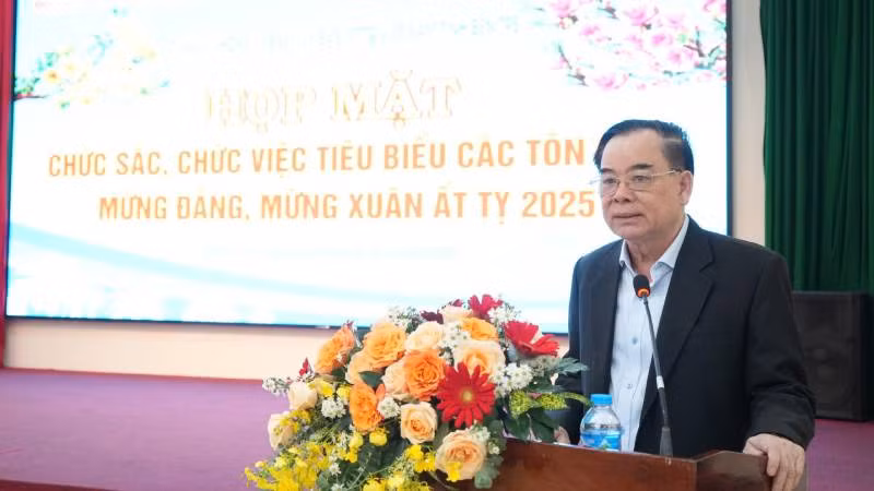 Chủ tịch Ủy ban nhân dân tỉnh Bến Tre Trần Ngọc Tam phát biểu tại buổi họp mặt. (Ảnh: HOÀNG TRUNG)